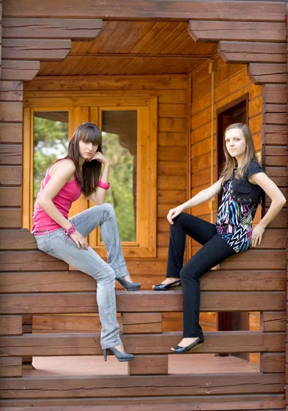 Bir veranda iki bayan arkadaş — Stok fotoğraf