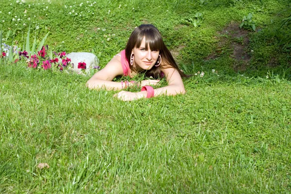 Flicka poserar utomhus — Stockfoto