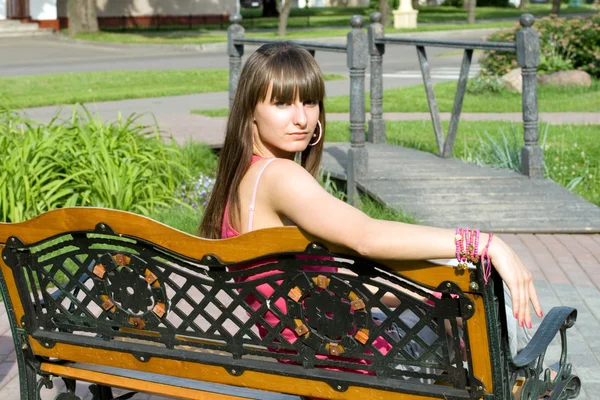 Bankta oturan kız — Stok fotoğraf