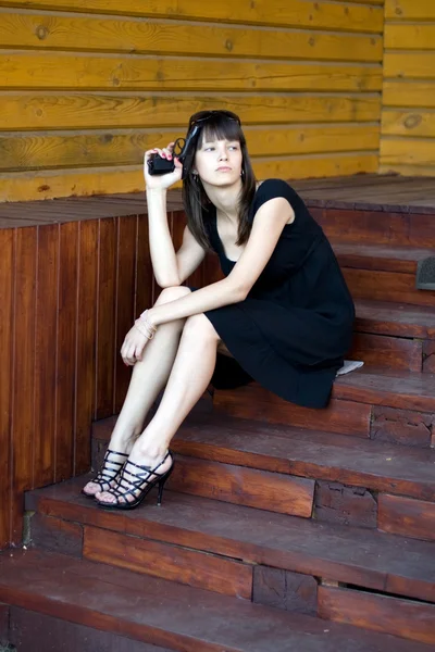 屋外の階段に座っている女の子 — ストック写真