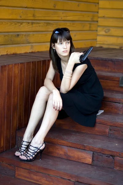 Dívka sedí na schodech venkovní — Stock fotografie