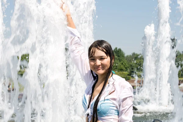 Ragazza che fa il bagno in una fontana cittadina — Foto Stock