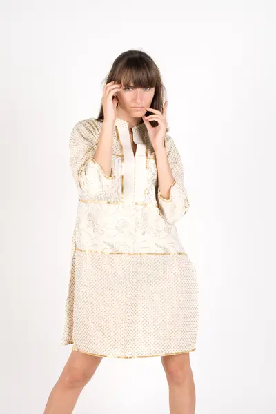 Fotomodell poserar i söt klänning — Stockfoto