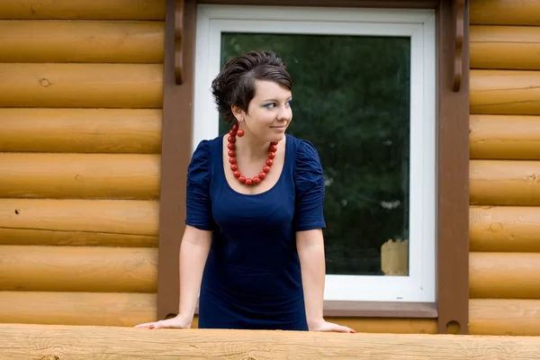 Bir veranda üzerinde duran kız — Stok fotoğraf