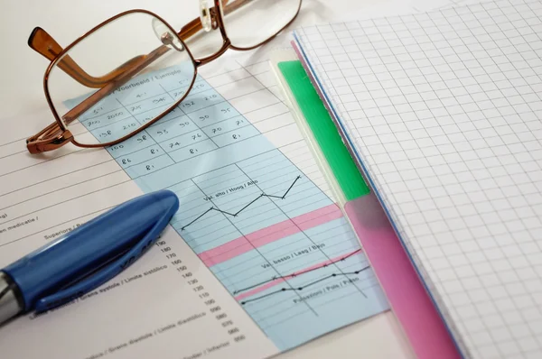 Glasses the schedule and a notebook — Stock Photo, Image
