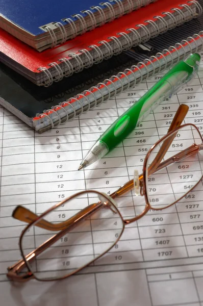 Bolígrafo gafas y cuadernos —  Fotos de Stock