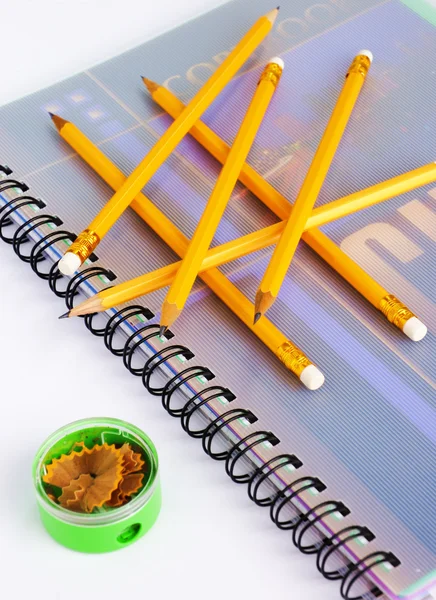 Verscherping potloden op een Kladblok — Stockfoto