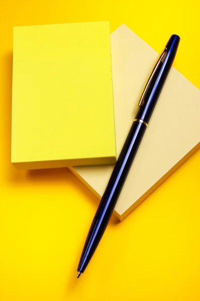 Amarillo nota adhesiva y pluma —  Fotos de Stock