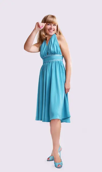 Flicka i en blå lång klänning — Stockfoto
