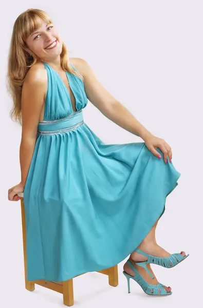 Meisje in een blauwe lange jurk — Stockfoto