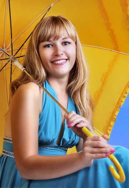 Молодая привлекательная девушка с зонтиком — стоковое фото