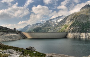 Alp Dağları ve baraj duvar