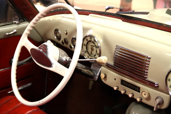 Velho clássico veterano carro interior — Fotografia de Stock