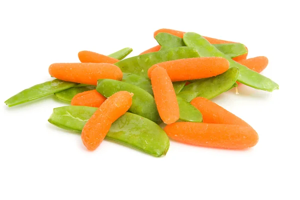 Zanahorias frescas y guisantes — Foto de Stock