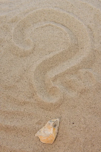 Sinal de interrogação na areia — Fotografia de Stock