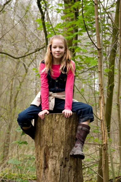 Girl in tree — Stock Photo, Image