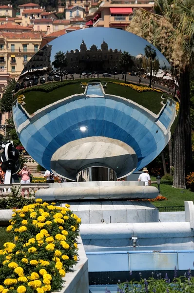 Casino of Monte Carlo i spejl - Stock-foto