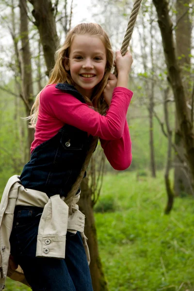 Dziewczyna huśtawki na lina — Zdjęcie stockowe