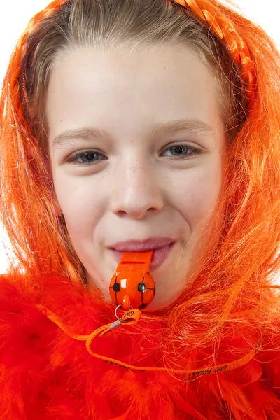 Lány pózol, narancssárga ruhában — Stock Fotó