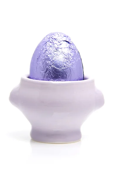紫の復活祭の卵カップで — ストック写真