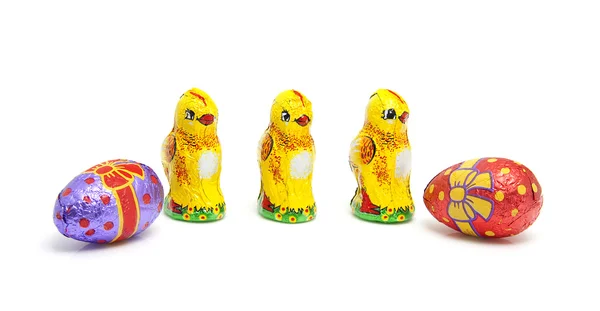 Czekoladowe jaja wielkanocne i kurczaki — Zdjęcie stockowe