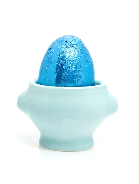 Блакитне пасхальне яйце в чашці — стокове фото