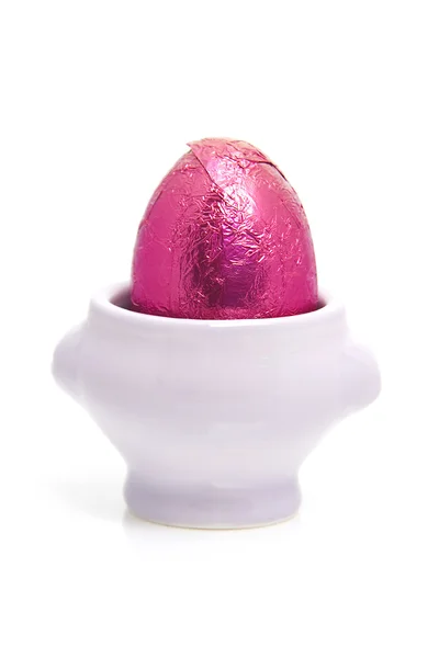 Рожеве пасхальне яйце в чашці — стокове фото
