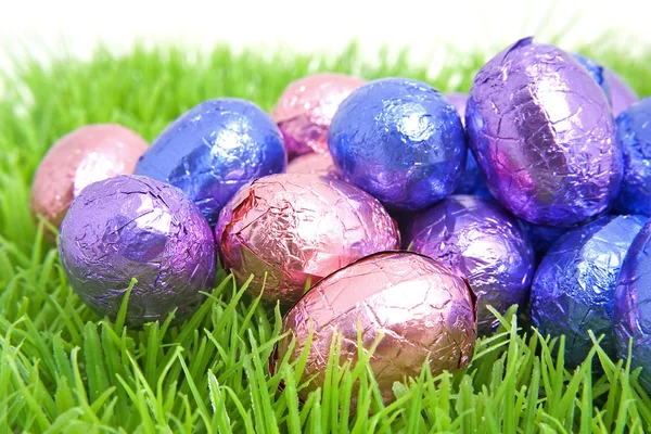 Uova di Pasqua variopinte su erba — Foto Stock