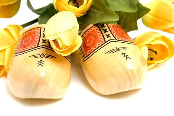Sapatos de madeira holandeses e tulipas de seda — Fotografia de Stock