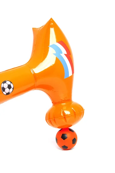 Hammer über orangefarbenen Fußballball — Stockfoto