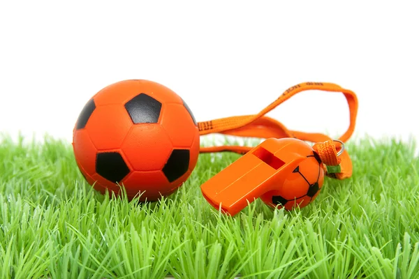 Bola de fútbol naranja y flauta — Foto de Stock