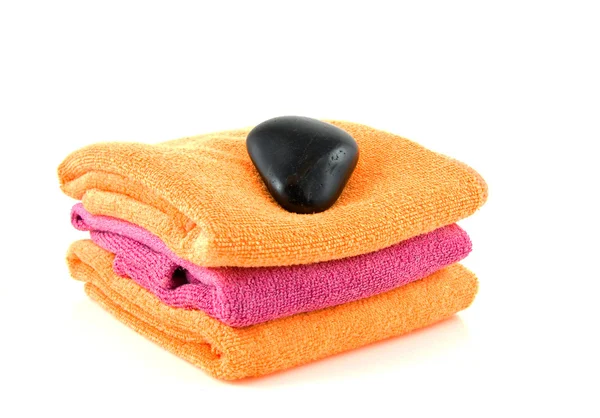 돌을 가진 다채로운 수건 — 스톡 사진