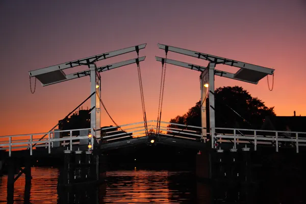 Puente en los Países Bajos por la noche — Foto de Stock