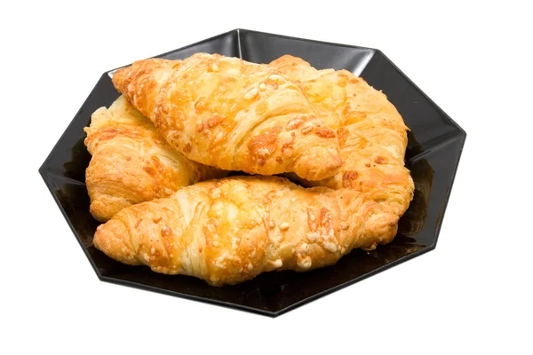 Deska s čerstvým peče croissanty — Stock fotografie