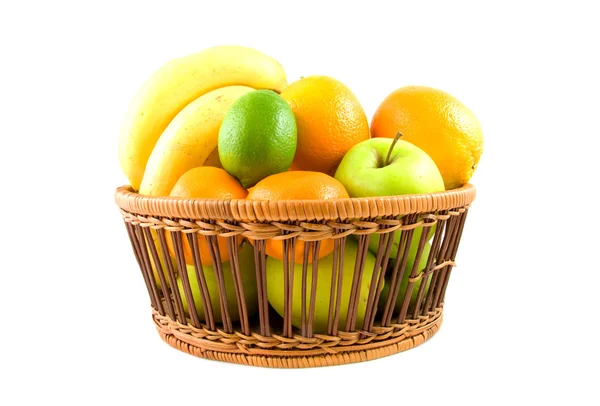 Kosár tele friss gyümölcsökkel — Stock Fotó
