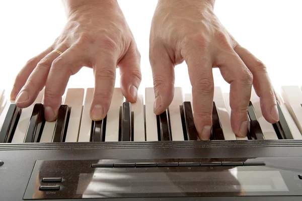 Les mains jouent du piano — Photo