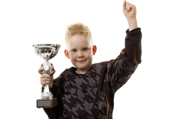 El niño ganó la copa del trofeo. — Foto de Stock