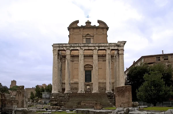 Tempio di antonio e faustina in rom — Stockfoto