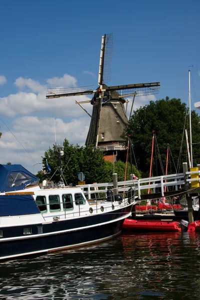 Niederländische Windmühle in den Niederlanden — Stockfoto