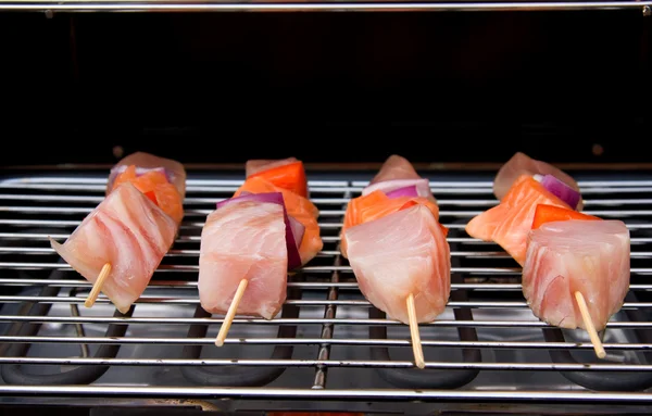 Lança de peixe grelhando no churrasco — Fotografia de Stock