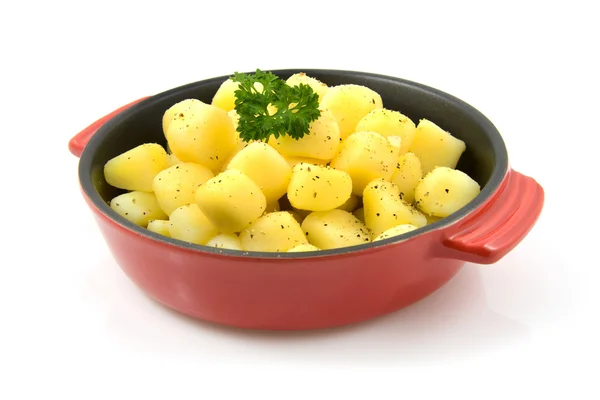 Padella rossa con patate crude fresche — Foto Stock