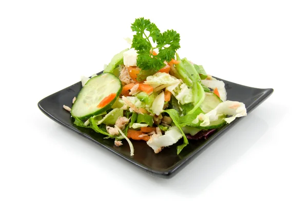Fekete tányér, friss saláta — Stock Fotó