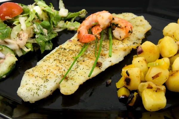 Deska s rybami, brambory a salát — Stock fotografie