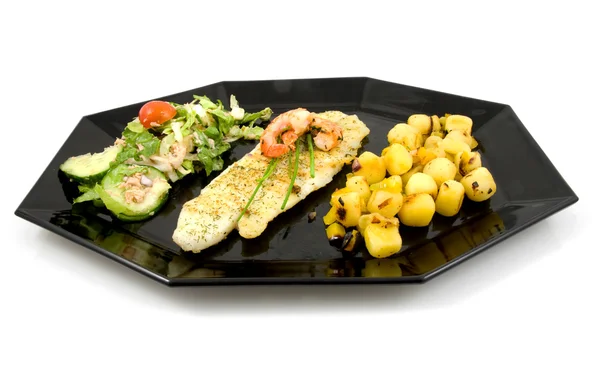 물고기, 감자, 상 추와 접시 — 스톡 사진