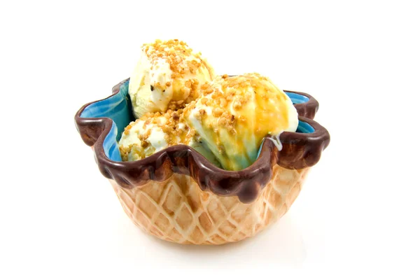 Літнє морозиво в кольоровій мисці — стокове фото