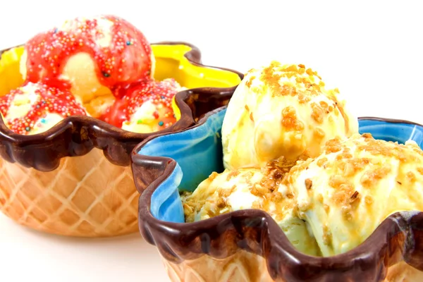 Літнє морозиво в кольоровій мисці — стокове фото