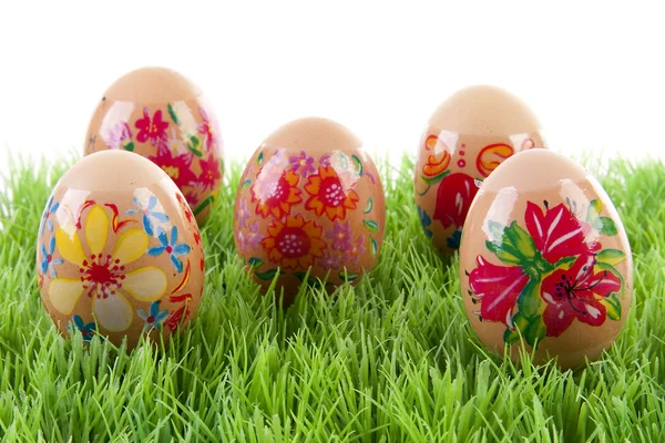 Zdobené Kuřecí vejce v trávě — Stock fotografie