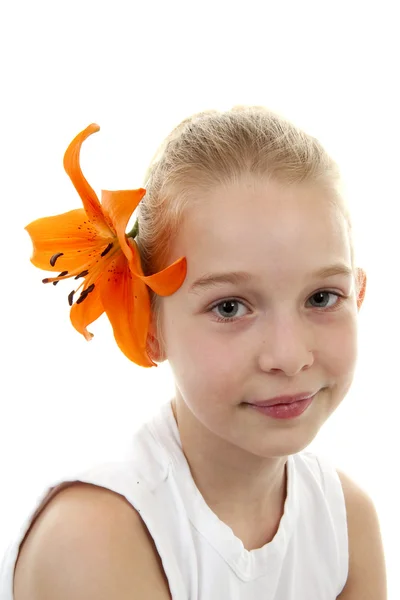 Rapariga com lírio laranja — Fotografia de Stock