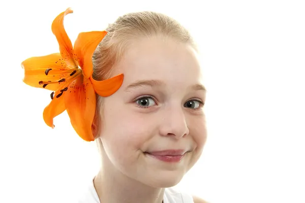 Rapariga com lírio laranja — Fotografia de Stock