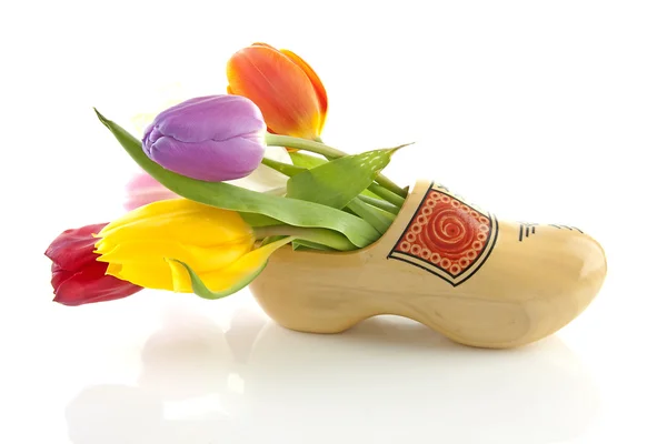 Drewnianych butów z tulipany — Zdjęcie stockowe